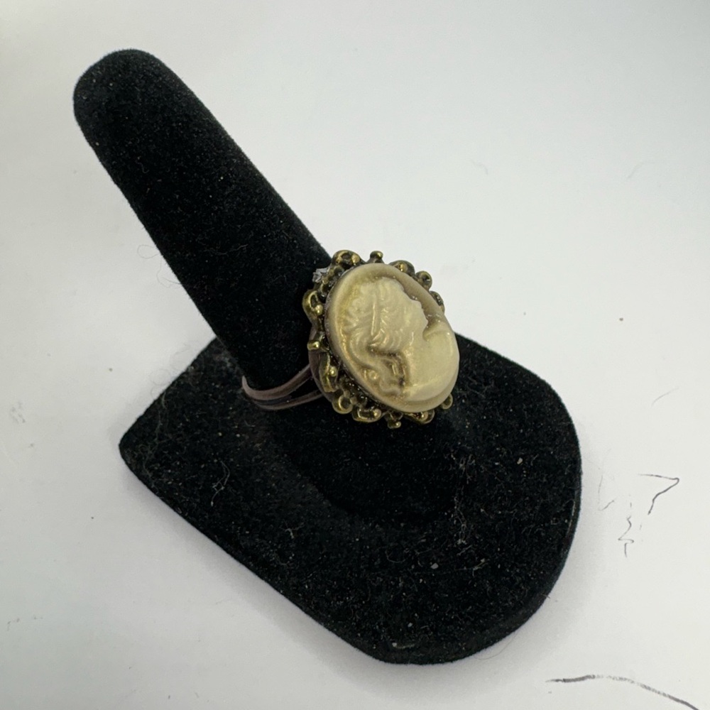 Elegant Gold Cameo Ring